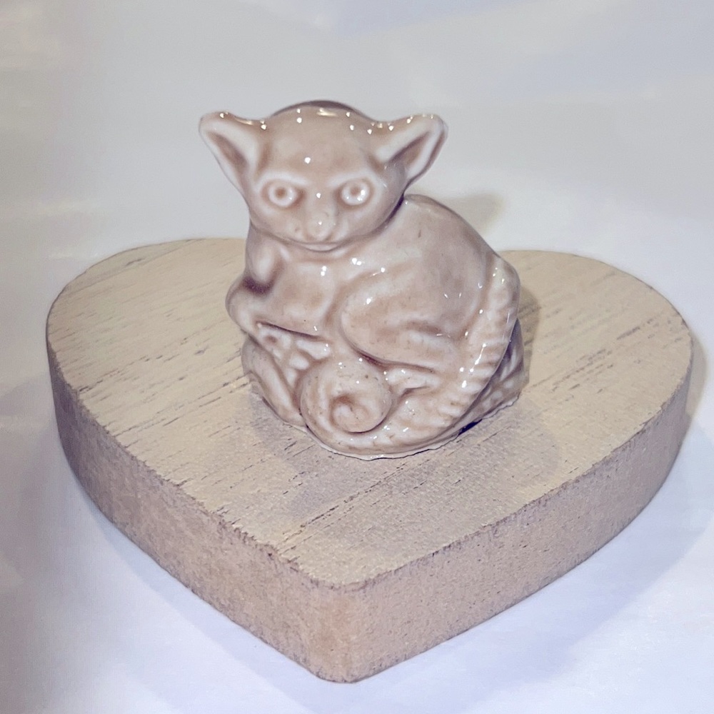⭐️3/15 Lemur Tan Vintage Red Rose Tea Wade Whimsies Of England Animal Figurines